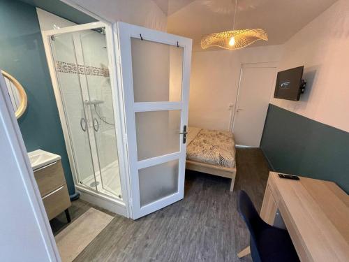 Cette petite chambre dispose d'une douche et d'une porte en verre. dans l'établissement Triplex en centre-ville - 273, à Rouen