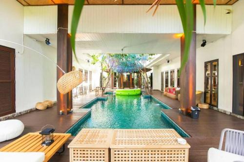 een zwembad in een huis met een zwembad bij Unparalleled pool villa in Bangkok