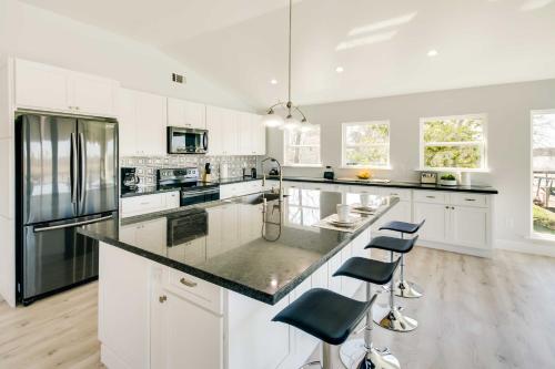 Η κουζίνα ή μικρή κουζίνα στο Spacious San Jacinto River Home with Waterfront Deck