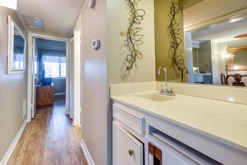 une salle de bain avec un lavabo et un miroir dans l'établissement Walk to Coast North Myrtle Beach Condo with Pool!, à Myrtle Beach