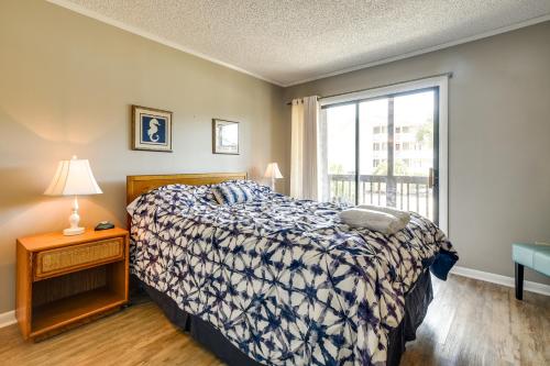 une chambre avec un lit et une grande fenêtre dans l'établissement Walk to Coast North Myrtle Beach Condo with Pool!, à Myrtle Beach