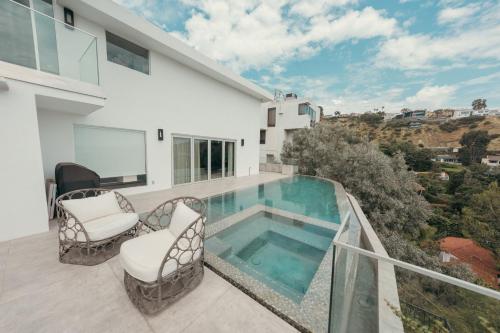 Vista Bliss Retreat-Private Room في لوس أنجلوس: بيت فيه مسبح على بلكونه