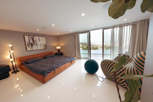ein Schlafzimmer mit einem orangenen Bett und ein Wohnzimmer in der Unterkunft Vista Bliss Retreat-Private Room in Los Angeles