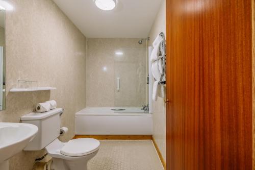 a bathroom with a toilet and a sink and a bath tub at Muthu Alexandra Hotel in Oban