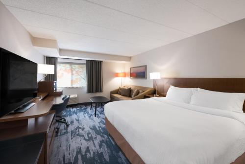 una camera d'albergo con un grande letto e una TV di Fairfield Inn by Marriott Amesbury ad Amesbury