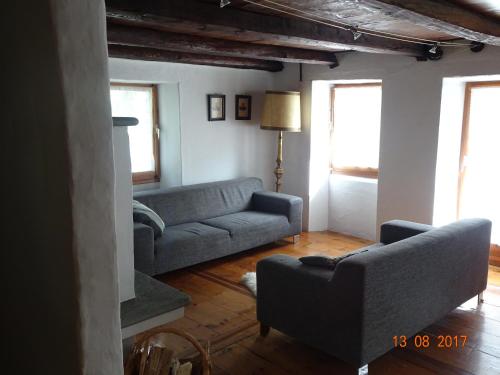 sala de estar con sofá y 2 sofás en Casa Sonnenberg, en Bosco-Gurin