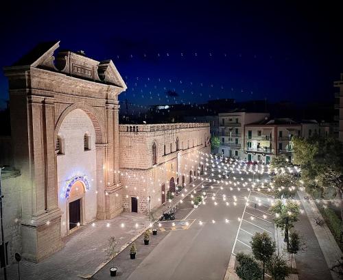 Un edificio con un mucchio di luci in una strada di Guest House 38 Monopoli a Monopoli