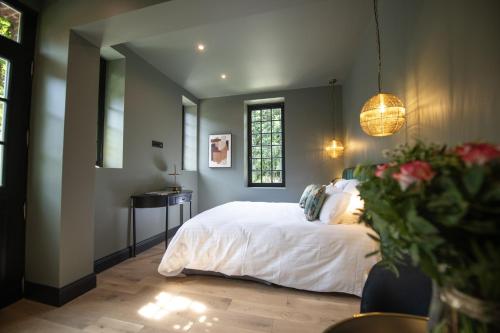 - une chambre avec un lit blanc et une fenêtre dans l'établissement Maison Heronnière, à Compiègne