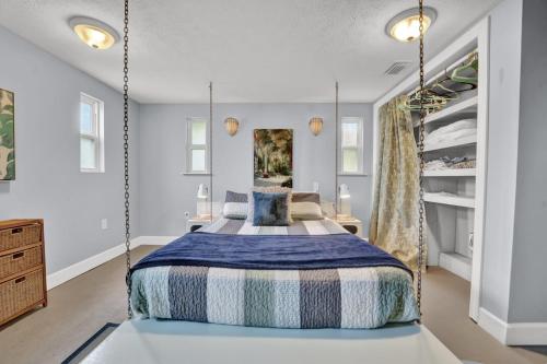 a bedroom with a swing bed in a room at Adorable 1 BDR with Full Kitchen Deck Washer Dryer in Panama City
