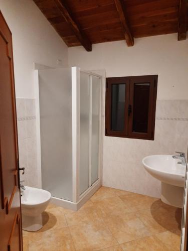 ein Bad mit 2 Waschbecken und einer Dusche in der Unterkunft Appartamento Giustenice in Giustenice