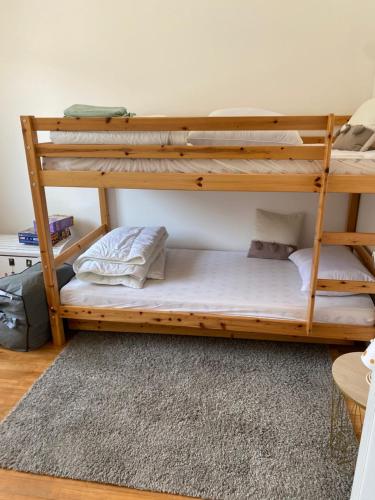 une chambre avec deux lits superposés et un tapis dans l'établissement Chez Pierrot et Lucienne au bord de la mer, à Plouguerneau