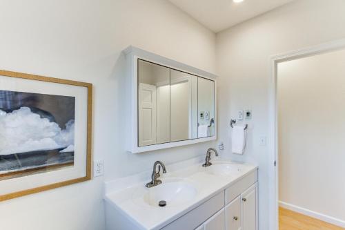 een badkamer met een wastafel en een spiegel bij Airy Coastal Escape with Deck - Steps to Beach! in Pacific Beach