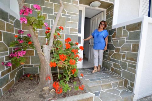 Taman di luar Yiannis Studios