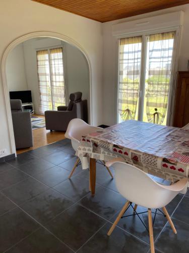 une salle à manger avec une table et des chaises dans l'établissement Chez Pierrot et Lucienne au bord de la mer, à Plouguerneau