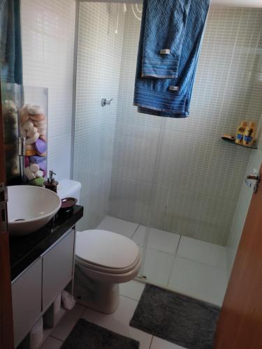 een badkamer met een toilet, een wastafel en een douche bij Gray house 1 - Londrina JD. Santiago in Londrina