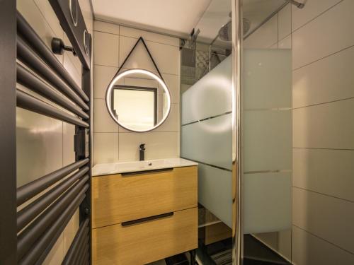 une salle de bain avec un lavabo et un miroir dans l'établissement Studio Confortable à Tignes · Skis aux Pieds · Balcon · WiFi Inclus · Tarif Forfaits Préférentiel - FR-1-502-524, à Tignes