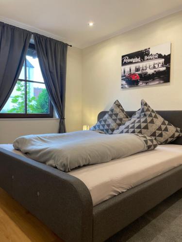 uma cama com duas almofadas num quarto em Moderne Ferienwohnungen in Dissen em Dissen