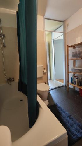 Ванна кімната в Free parking and 2 rooms