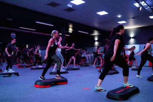 a group of people exercising in a gym at Sporting House Hôtel in Toulouse