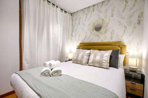 ein Schlafzimmer mit einem Bett mit zwei Handtüchern darauf in der Unterkunft Apartment in the center of Madrid-COMENDA-1-I in Madrid