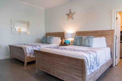 1 dormitorio con 2 camas y una estrella en la pared en Southernmost Point Guest House & Garden Bar en Key West