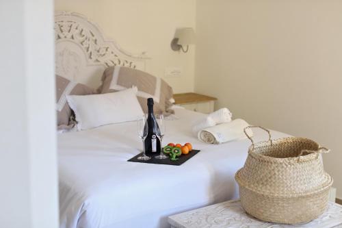 Bett mit einem Tablett mit einer Flasche Wein und einem Korb in der Unterkunft B&B Casa Madeo in San Demetrio Corone
