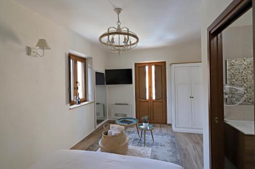 Schlafzimmer mit einem Bett und einem Kronleuchter in der Unterkunft B&B Casa Madeo in San Demetrio Corone