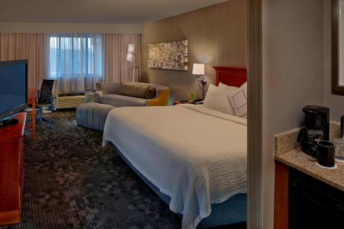 克倫威爾的住宿－克倫威爾哈特福德萬怡酒店，酒店客房设有床和客厅。