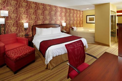 A bed or beds in a room at Courtyard Altoona