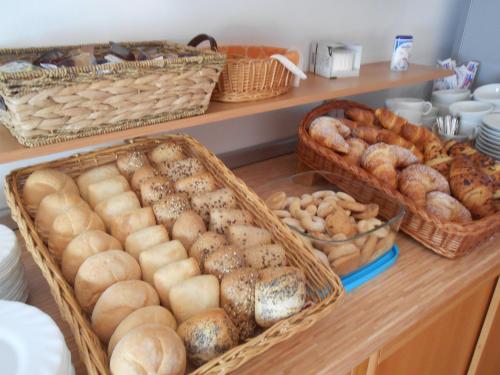 un panificio con molti tipi diversi di pane nei cestini di Villa Kristina a Rovigno (Rovinj)