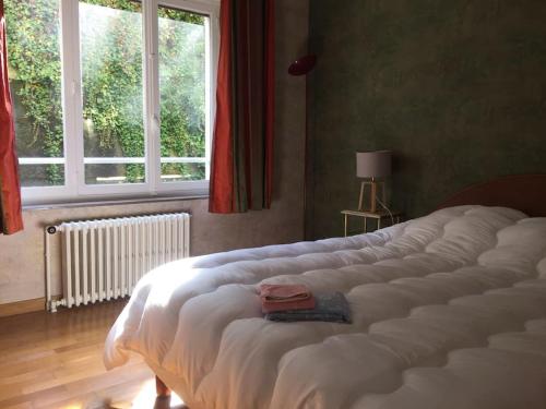- un grand lit blanc dans une chambre avec fenêtre dans l'établissement Nausicaà, Apmt bord de mer, 3ch, garage privé, à Boulogne-sur-Mer