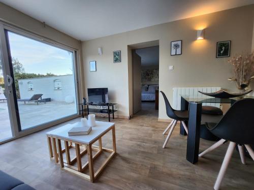 un salon avec une table et une salle à manger dans l'établissement LES LAVANDES, au Thoronet