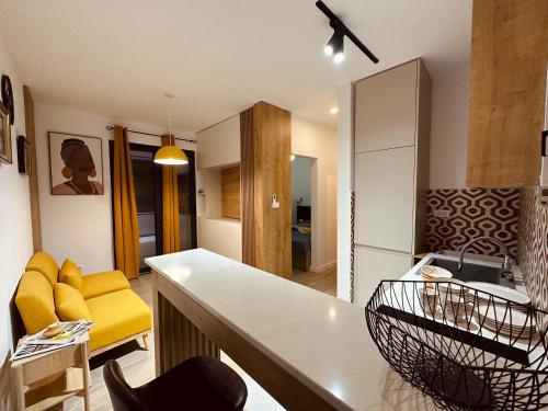 蒂瓦特的住宿－Adriatic Dream，厨房以及带黄色沙发的客厅。