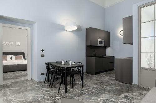 Kuchyň nebo kuchyňský kout v ubytování Q71 TIMELESS SUITES
