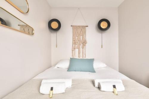 une chambre avec un lit avec deux serviettes dessus dans l'établissement Cozy and practical apt in the 10th arrondissement, à Paris