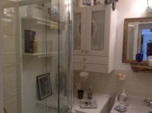 Kúpeľňa v ubytovaní la maison du phare DE HONFLEUR chambre d hôtes B&B -jacuzzi privé- shabby chic