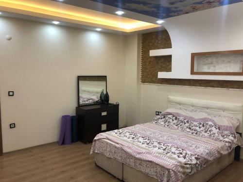 - une chambre avec un lit et un miroir mural dans l'établissement Cottage Samanli, à Yalova