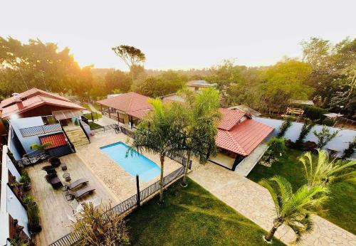 uma vista aérea de uma casa com piscina em Linda Chácara com campo de vôlei e futebol com tamanho profissional , 6 quartos em Limeira SP em Limeira