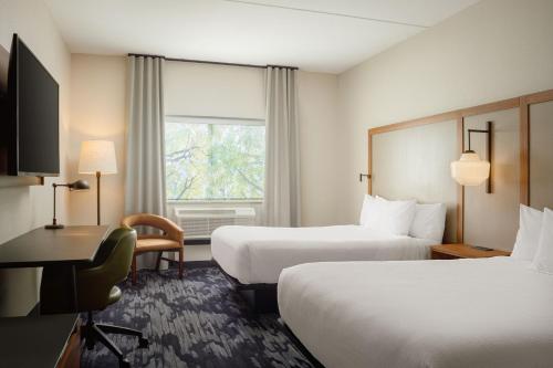 um quarto de hotel com duas camas e uma secretária e uma janela em Fairfield by Marriott Inn & Suites Knoxville Northwest em Knoxville