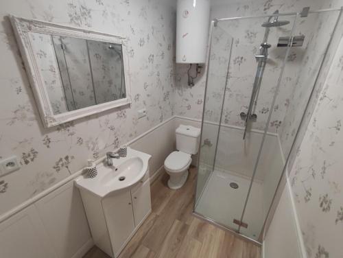 een badkamer met een douche, een toilet en een wastafel bij Tonkielek - Domek z Jacuzzi Nad Rzeką Bug in Tonkiele