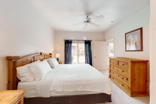 - une chambre avec un lit et un ventilateur de plafond dans l'établissement Vistoso Resort Casita #153, à Oro Valley