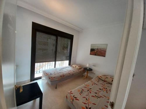 una camera con due letti e una finestra di Tu casa y lugar especial para vacaciones y momentos a Murcia