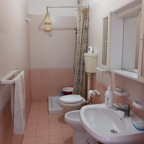 uma casa de banho com um WC e um lavatório em Bed- Office em Montesarchio