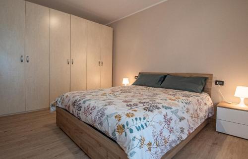 um quarto com uma cama e armários brancos em La casa delle farfalle - CIR VDA SARRE 0001 em Aosta