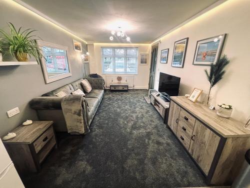 ein Wohnzimmer mit einem Sofa und einem TV in der Unterkunft The Annex in Southend-on-Sea