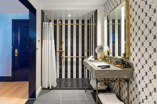uma casa de banho com um lavatório e um espelho em Canopy By Hilton Philadelphia Center City em Filadélfia