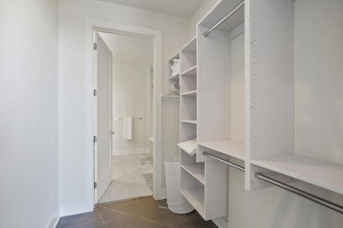 ein weißer begehbarer Kleiderschrank mit weißen Schränken in der Unterkunft Luxury 2bdrm Penthouse in Midtown in Atlanta