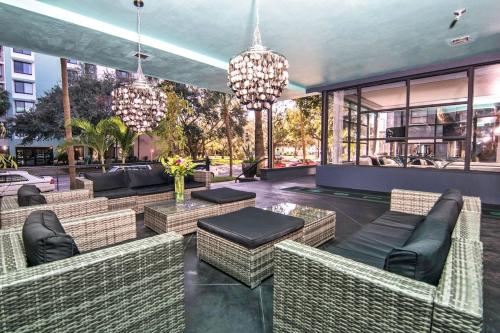 セント・ピーターズバーグにあるAvalon Hotel Downtown St. Petersburgのパティオ(ソファ、テーブル、シャンデリア付)
