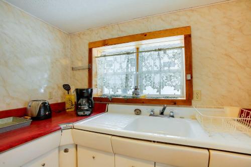 Fotografie z fotogalerie ubytování Pine Ridge Resort Cabin on Bass Lake with Dock! v destinaci Interlochen