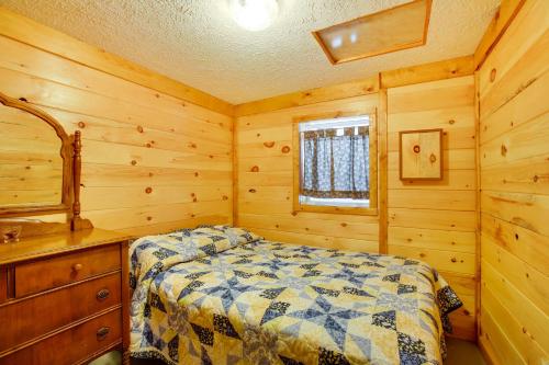 Postel nebo postele na pokoji v ubytování Pine Ridge Resort Cabin on Bass Lake with Dock!